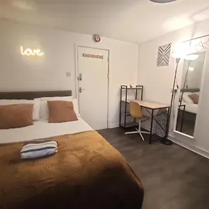 https://cosy-convenient-1-bed-studio-in-the-inner-city.cardiffhotelswales.com