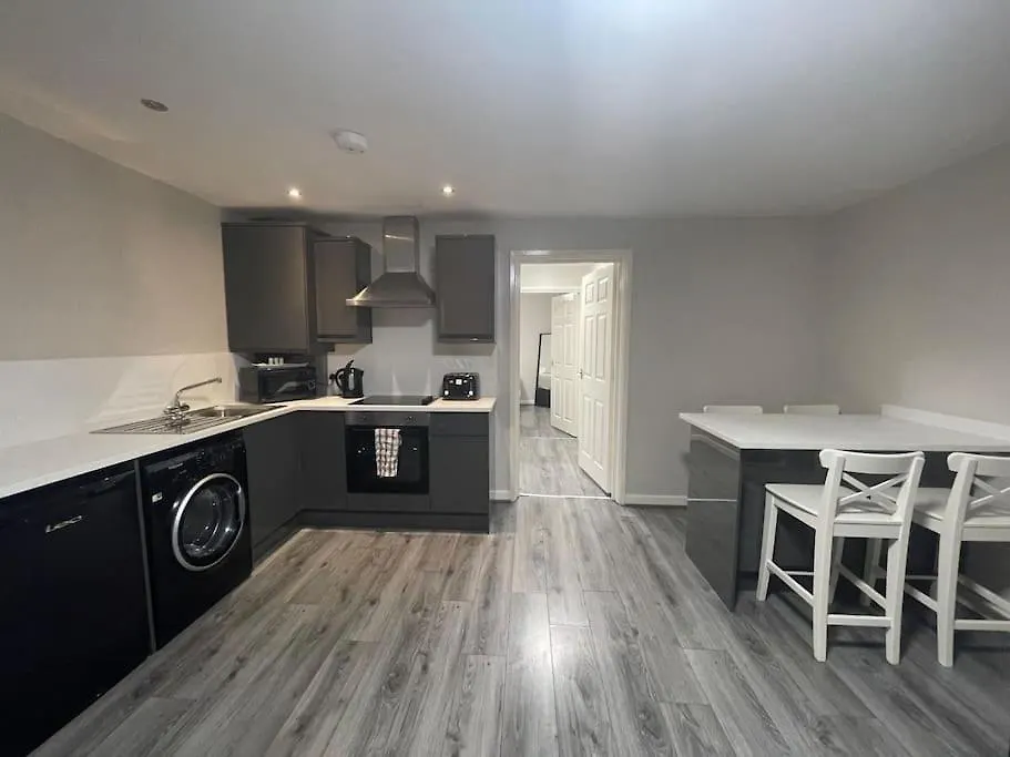 Hosted By Ryan - 2 Bedroom Apartment Liverpool